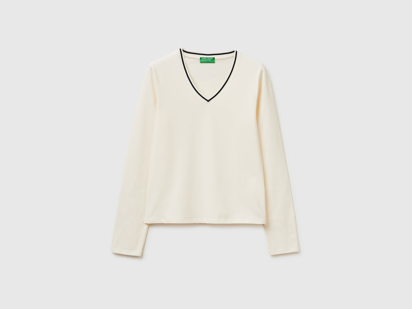 T-shirt ajustada com decote em V - ucb_image_FS