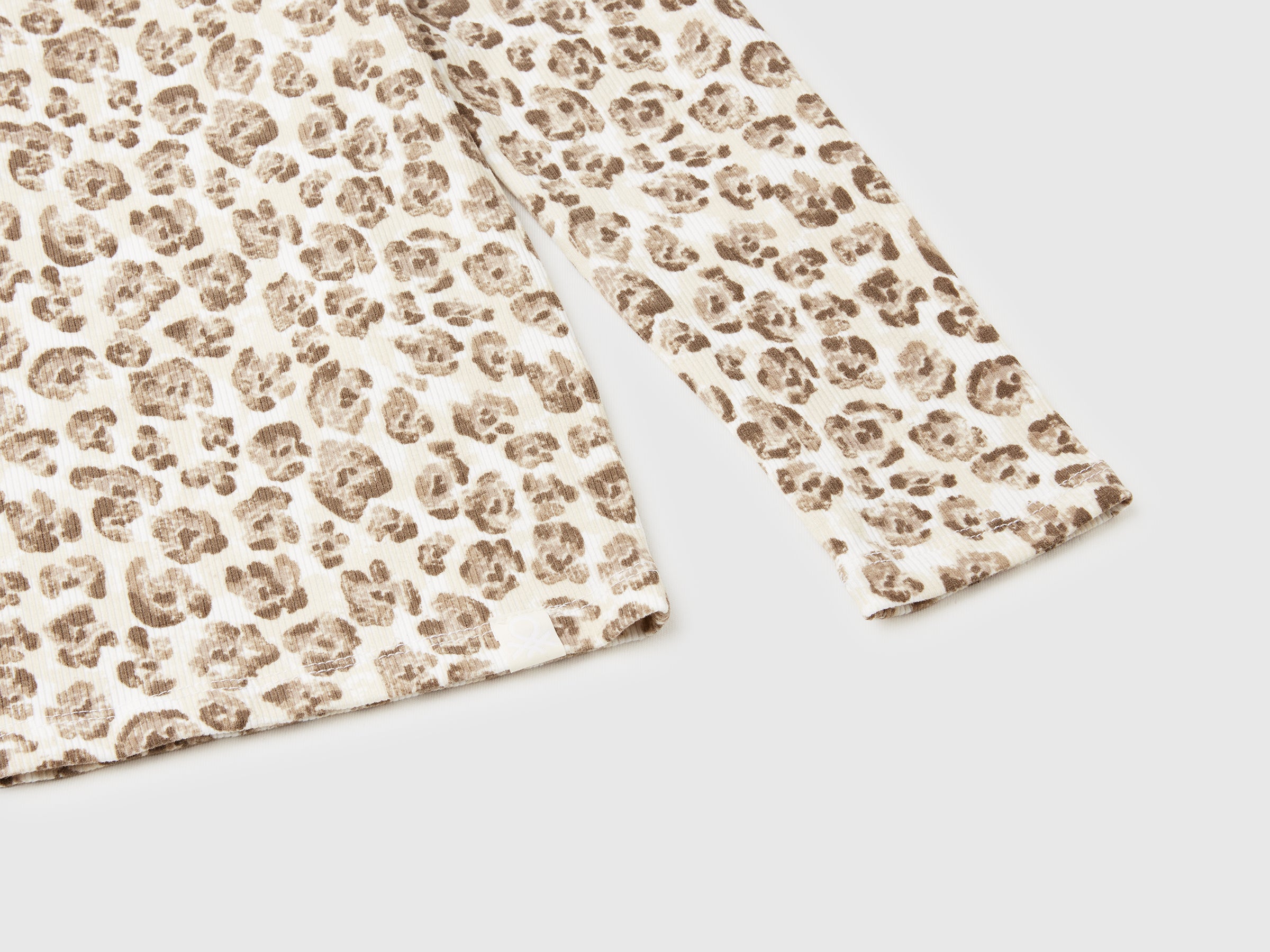 T-shirt de gola alta bege com estampa animal. - ucb_image_DS1