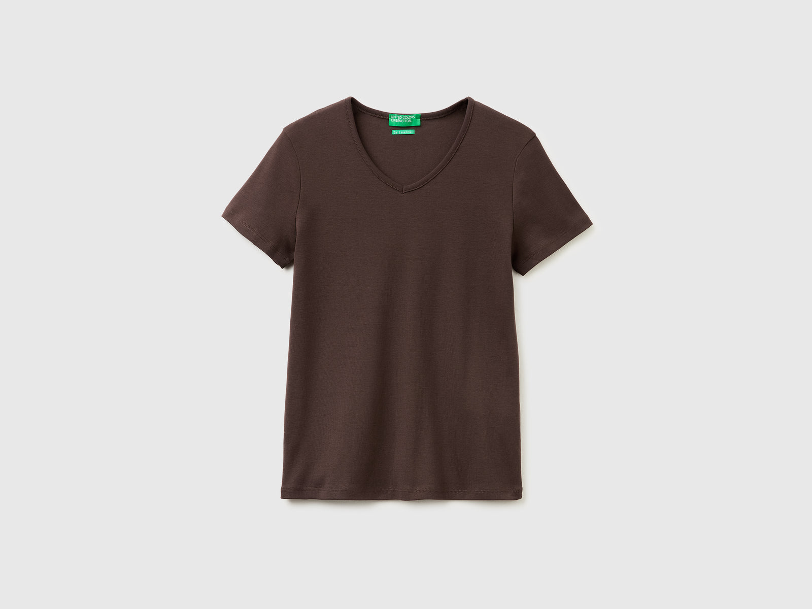 Slim fit t-shirt with V-neck - ucb_image_FS