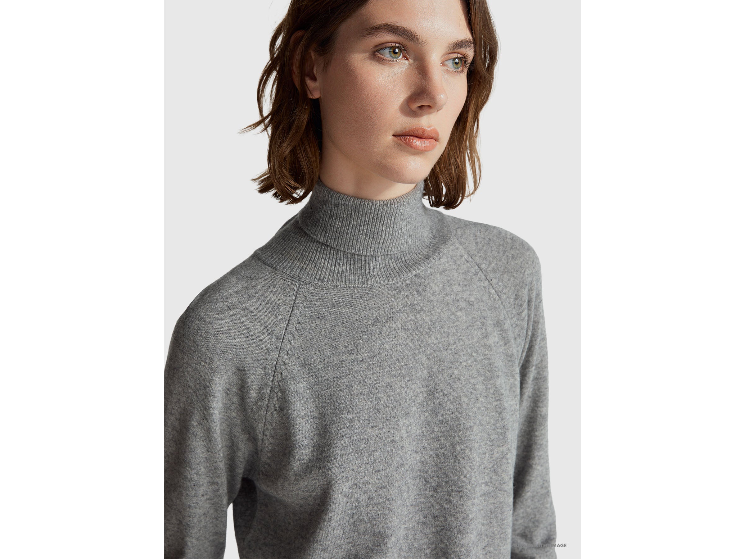 Camisola de gola alta cinza mélange em mistura de lã e caxemira. - ucb_image_FY