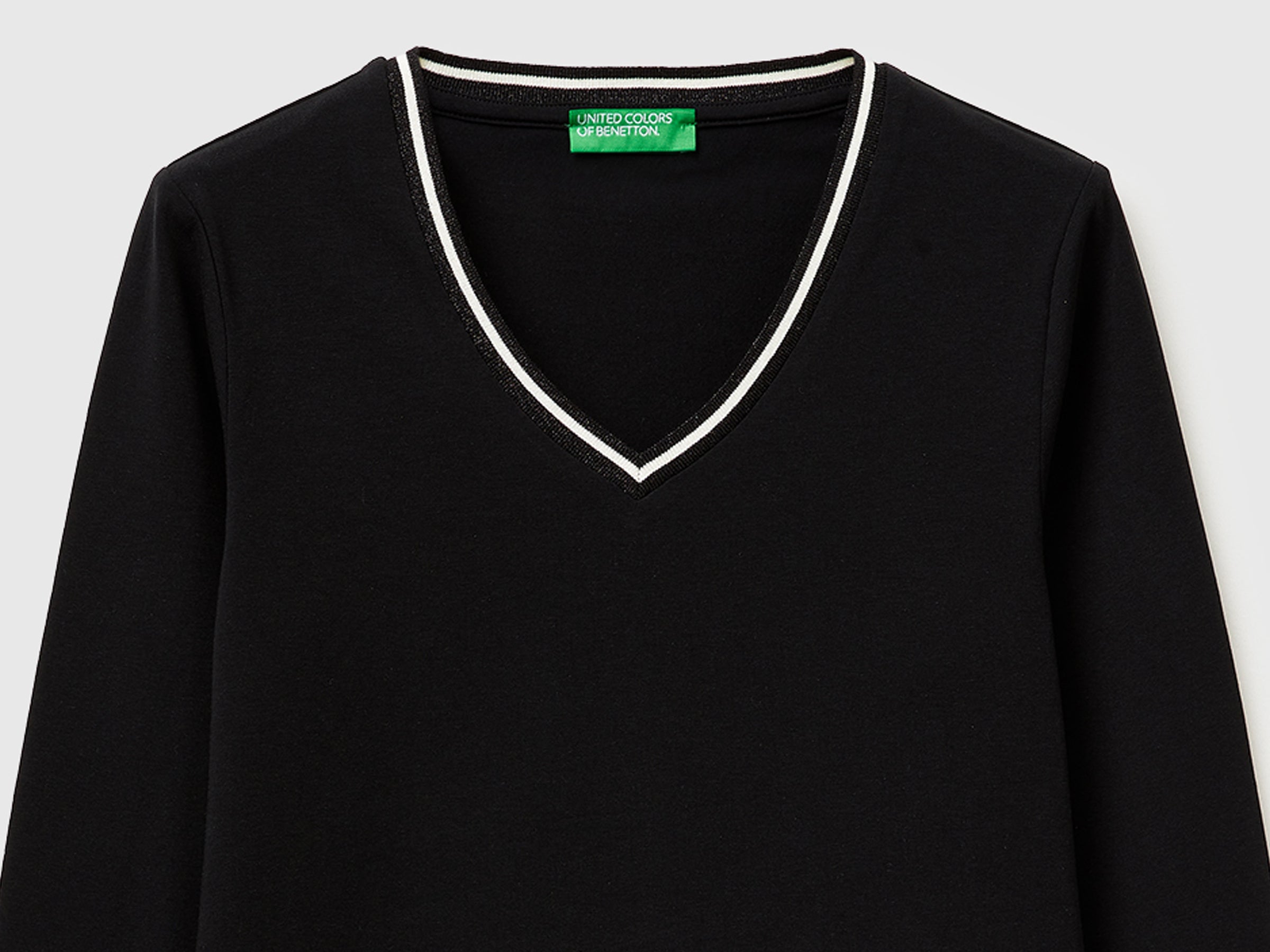 T-shirt ajustada com decote em V - ucb_image_DS1
