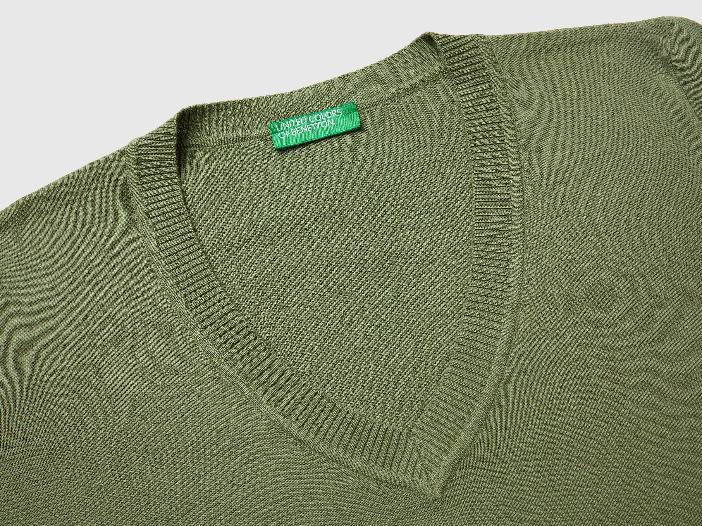 Olive green V-neck sweater in tricot cotton - ucb_image_DS1