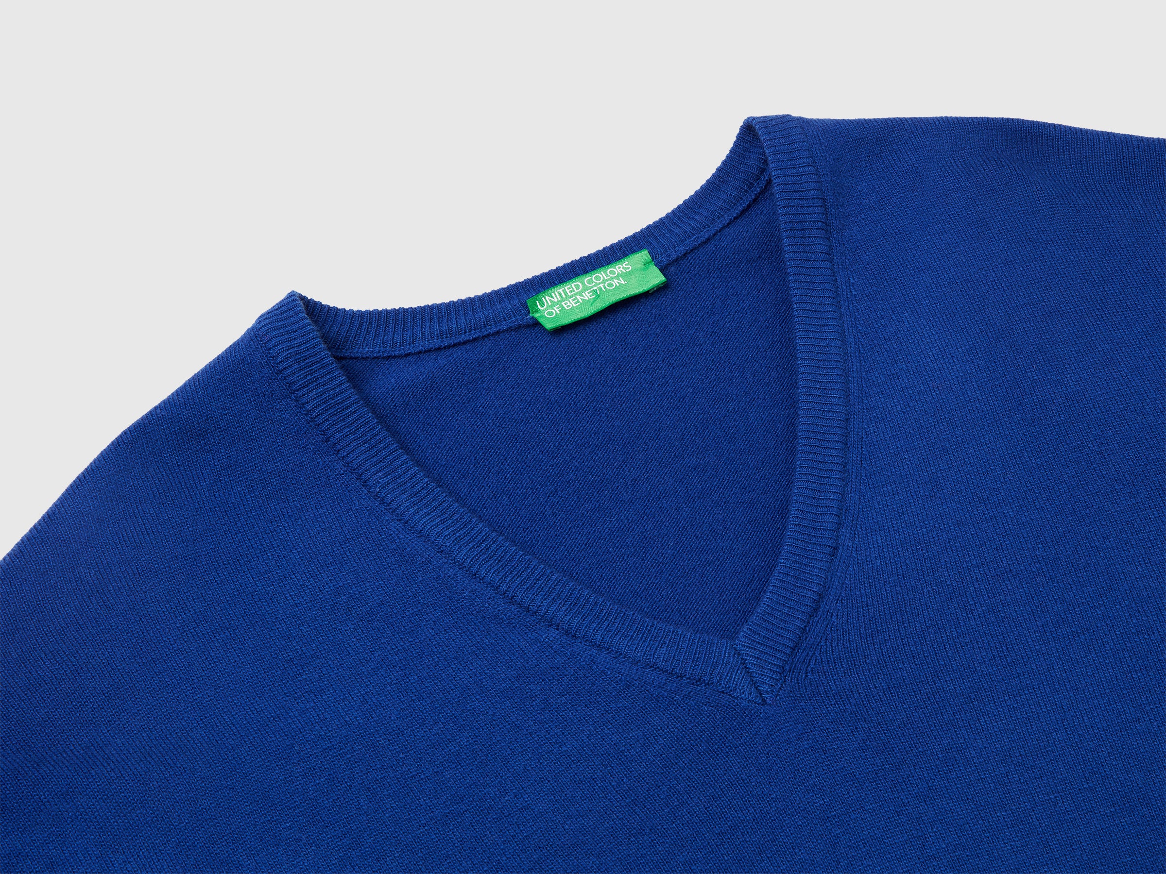 Camisola decote em V azul bluette em pura lã Merino - ucb_image_DS1