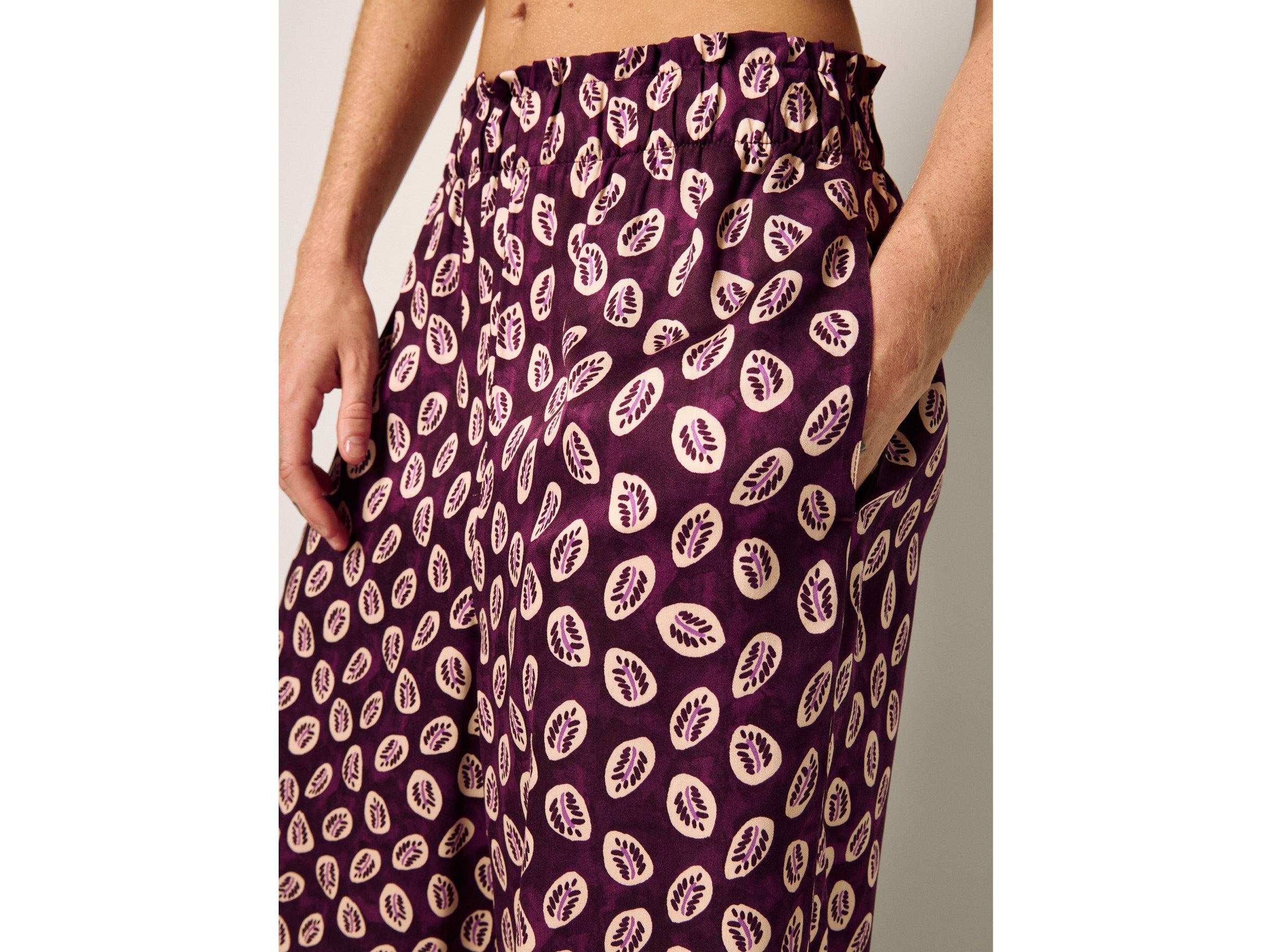 Calças fluidas com estampa bandana - ucb_image_FY