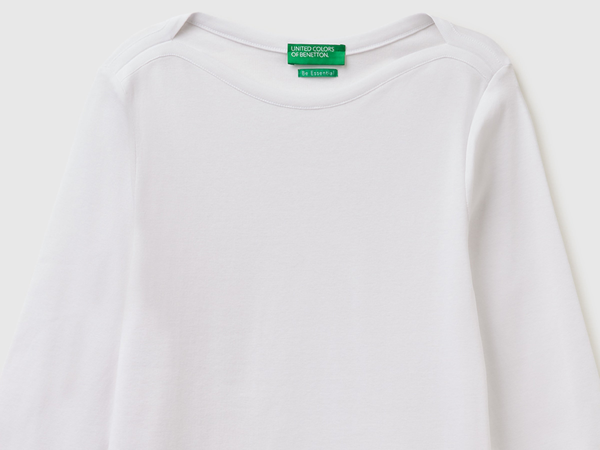 T-shirt slim fit com decote à barco - ucb_image_DS1