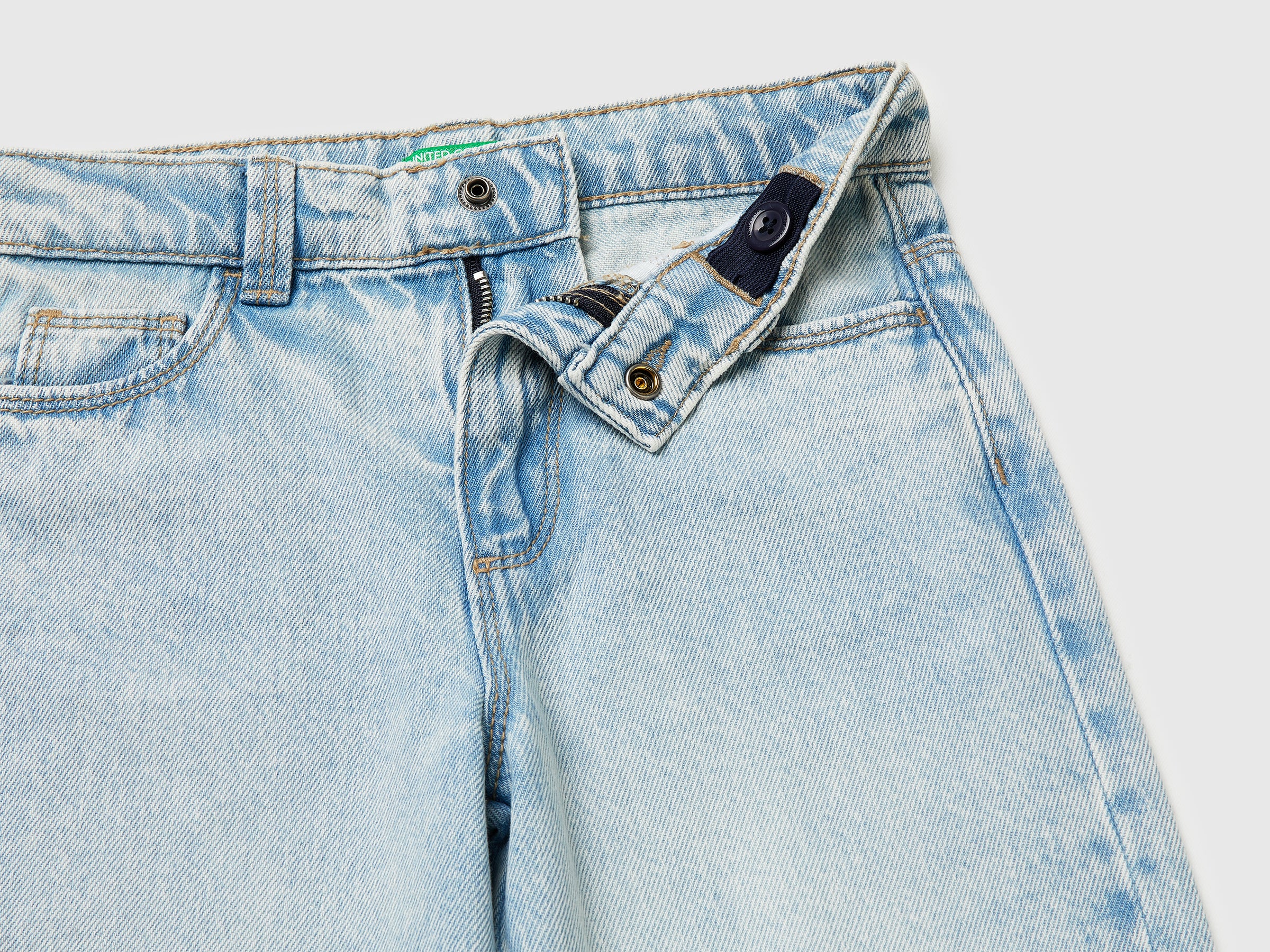 Jeans com bordado cerejas - ucb_image_DS1