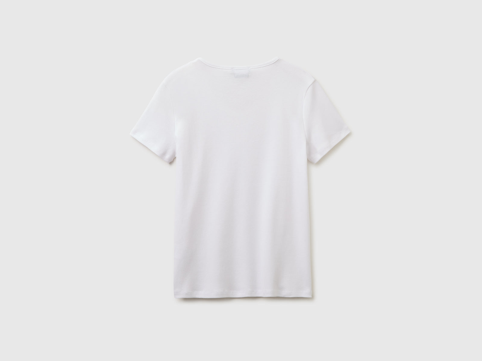 Slim fit t-shirt with V-neck - ucb_image_BS