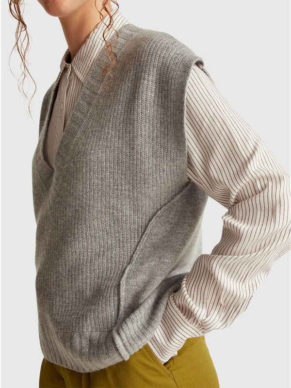 V-neck vest in wool blend Women
