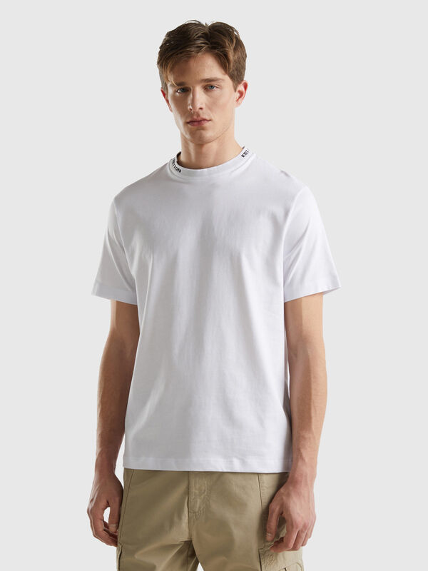 White t-shirt with embroidery on the neck Men