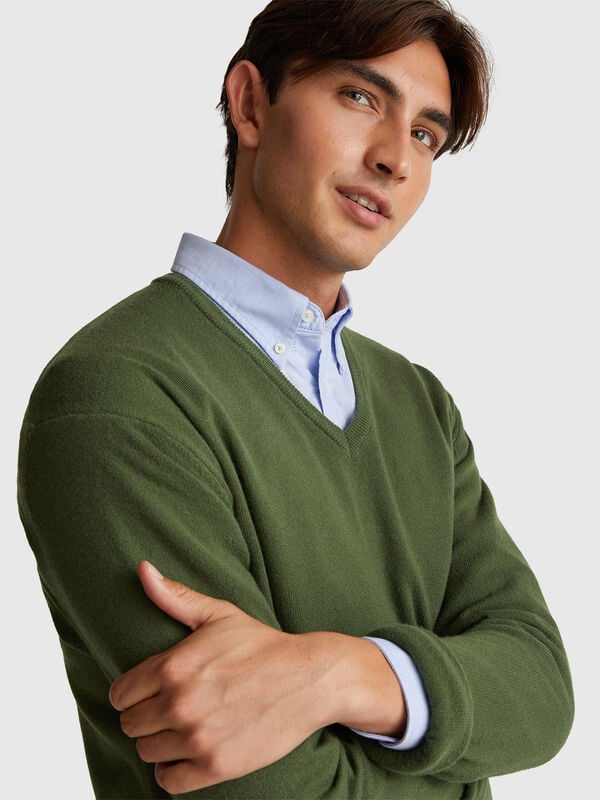 Olive green V-neck sweater in pure Merino wool Men
