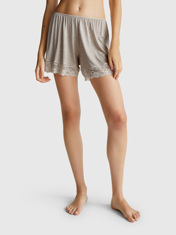 Flowy shorts with lace Women